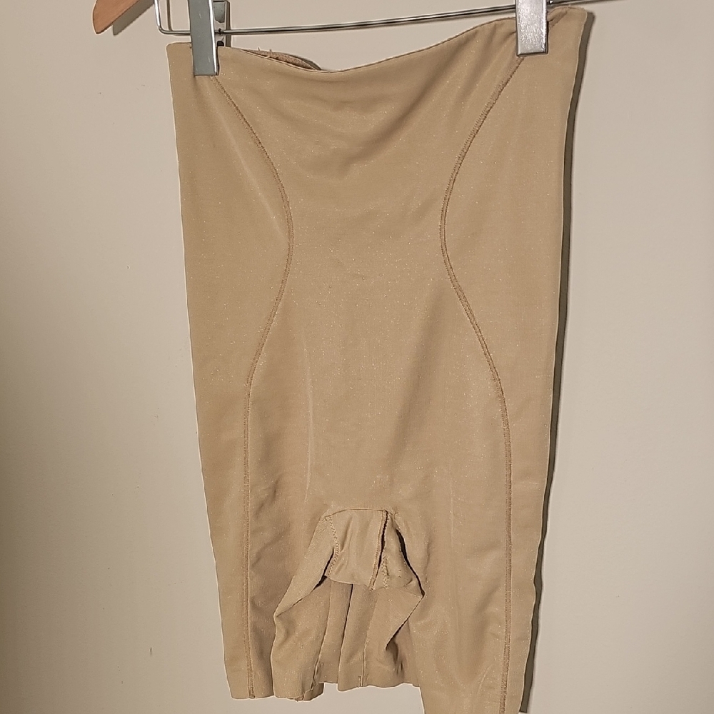 Flexees Tan Shapewear Shorts.‎ Excelant Condition. Size Large.
